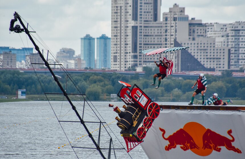 "Люля-Кебабочка" и "Шаурмяу". В Москве состоялся фестиваль Red Bull Flugtag – 2019 31 фото
