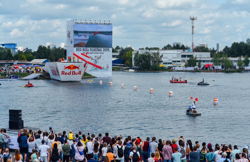 "Люля-Кебабочка" и "Шаурмяу". В Москве состоялся фестиваль Red Bull Flugtag – 2019 15 фото