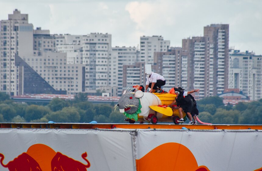 "Люля-Кебабочка" и "Шаурмяу". В Москве состоялся фестиваль Red Bull Flugtag – 2019 30 фото
