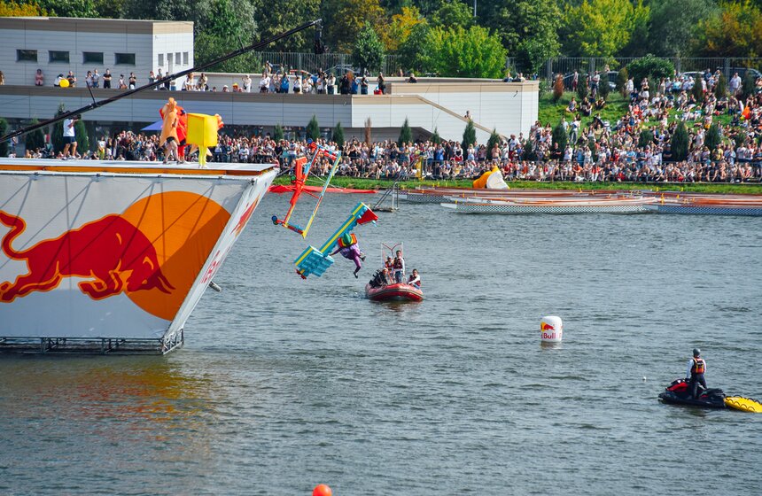 "Люля-Кебабочка" и "Шаурмяу". В Москве состоялся фестиваль Red Bull Flugtag – 2019 16 фото