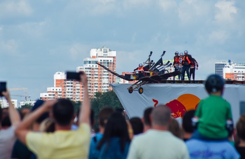 "Люля-Кебабочка" и "Шаурмяу". В Москве состоялся фестиваль Red Bull Flugtag – 2019 14 фото