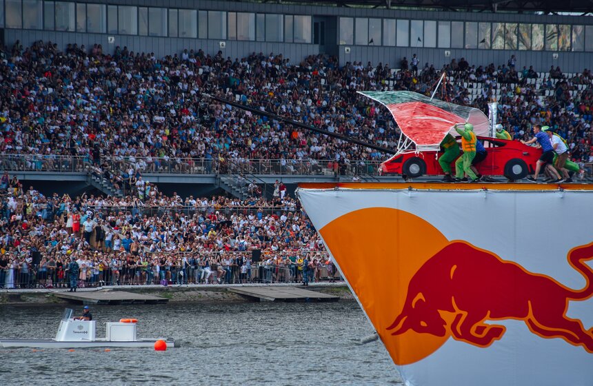 "Люля-Кебабочка" и "Шаурмяу". В Москве состоялся фестиваль Red Bull Flugtag – 2019 13 фото