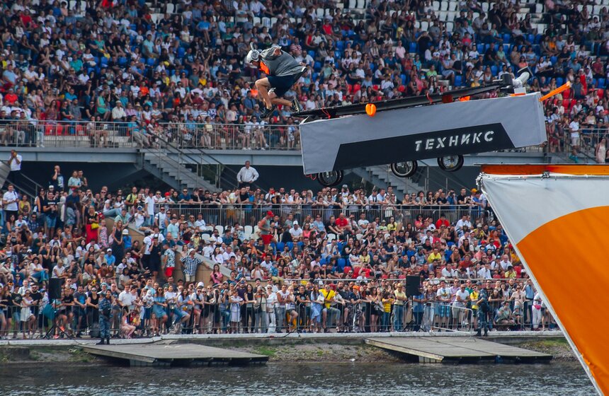 "Люля-Кебабочка" и "Шаурмяу". В Москве состоялся фестиваль Red Bull Flugtag – 2019 20 фото