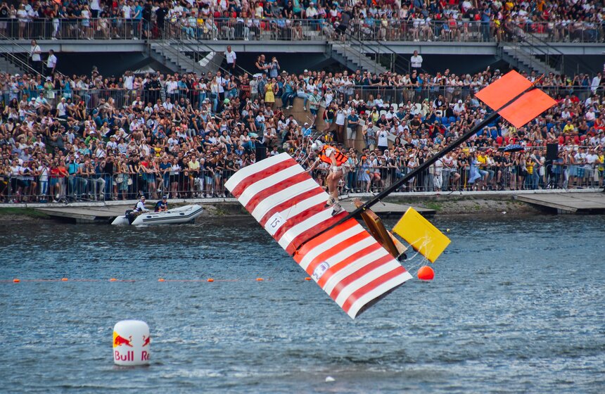 "Люля-Кебабочка" и "Шаурмяу". В Москве состоялся фестиваль Red Bull Flugtag – 2019 19 фото