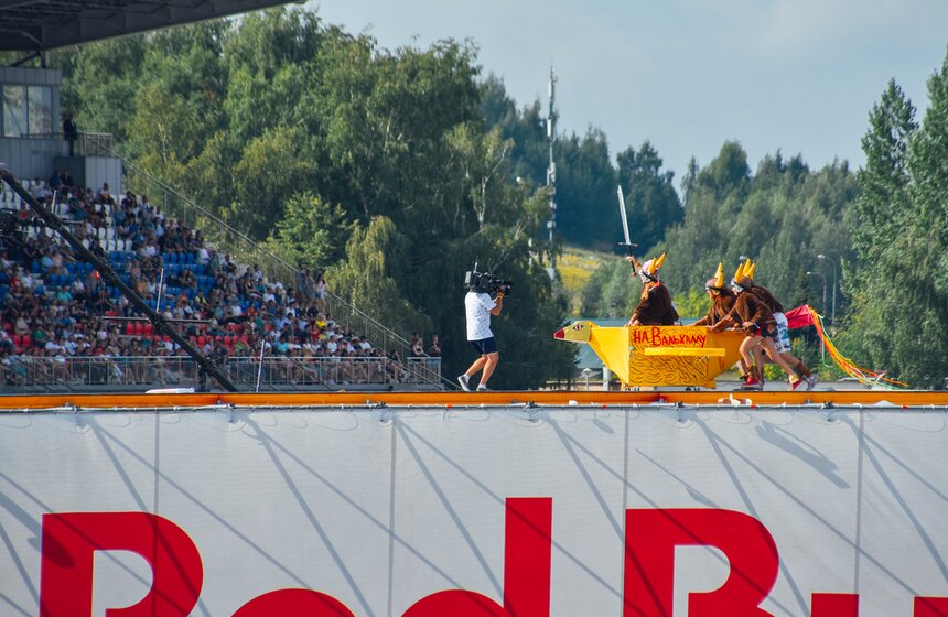 "Люля-Кебабочка" и "Шаурмяу". В Москве состоялся фестиваль Red Bull Flugtag – 2019 21 фото