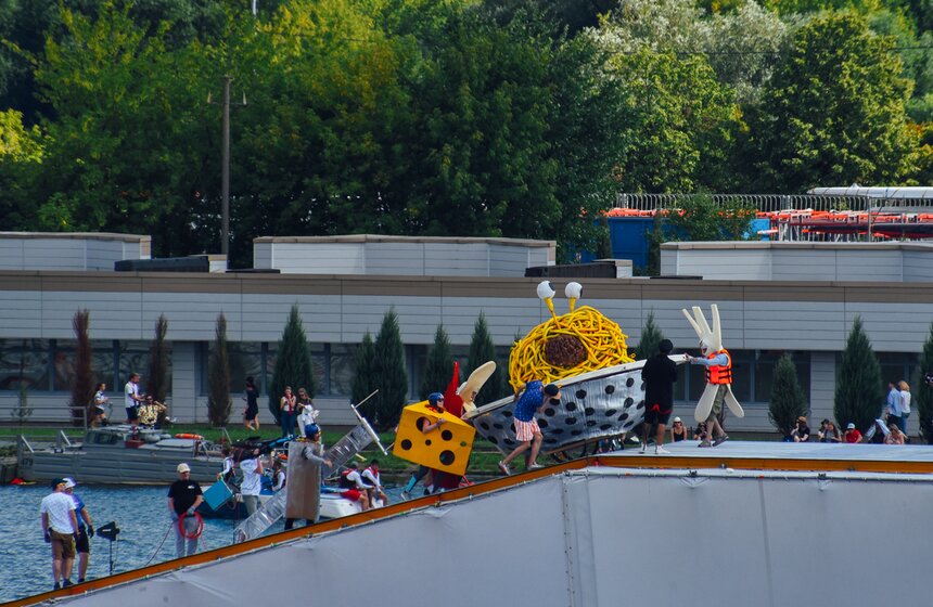 "Люля-Кебабочка" и "Шаурмяу". В Москве состоялся фестиваль Red Bull Flugtag – 2019 18 фото