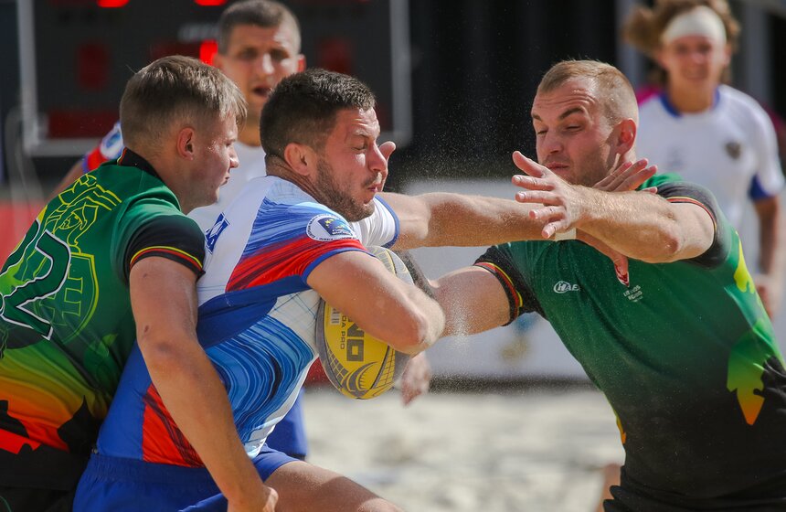 "Замок" схватки и "Мертвый" мяч: как прошел ЧЕ по пляжному регби в Москве 7 фото