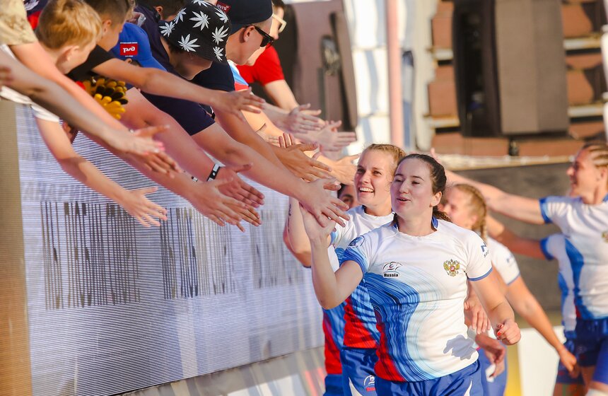 "Замок" схватки и "Мертвый" мяч: как прошел ЧЕ по пляжному регби в Москве 18 фото