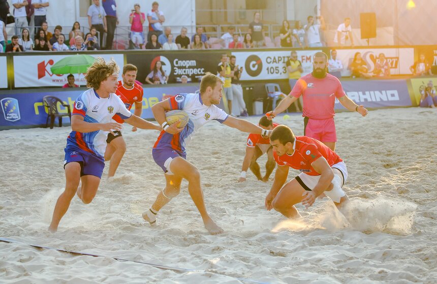 "Замок" схватки и "Мертвый" мяч: как прошел ЧЕ по пляжному регби в Москве 22 фото