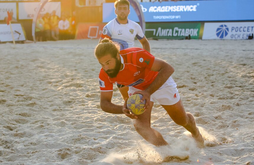 "Замок" схватки и "Мертвый" мяч: как прошел ЧЕ по пляжному регби в Москве 23 фото