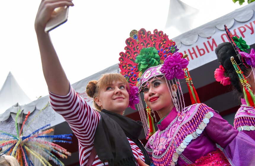 Красочные национальные костюмы позволяли больше прочувствовать местный колорит