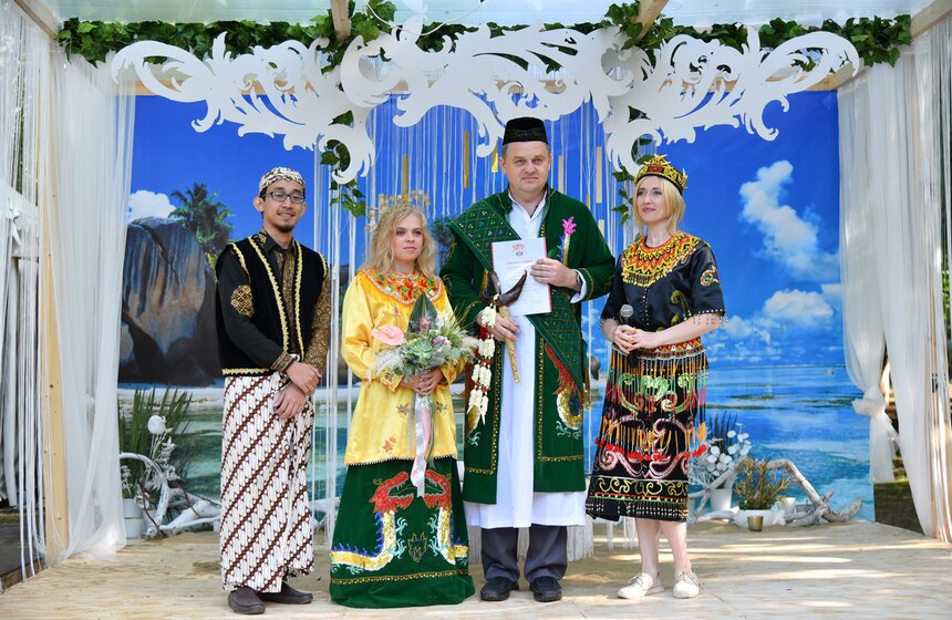 Для желающих пар проводили символическую свадебную церемонию в индонезийском стиле