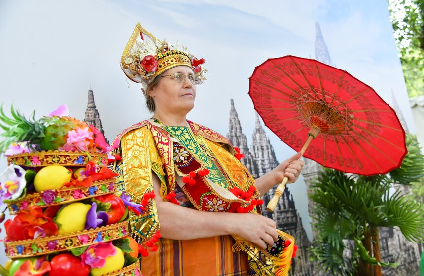 Индонезия привлекает туристов со всего мира красивой природой и яркими традициями