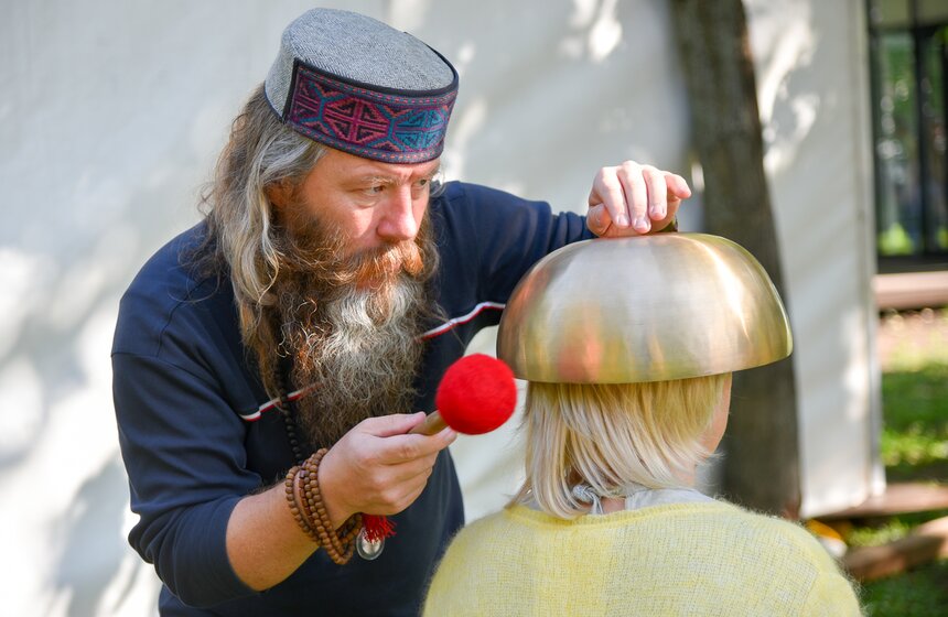 Гости могли познакомиться духовными менторами и приобрести мощные амулеты от целителей и предсказателей острова Бали