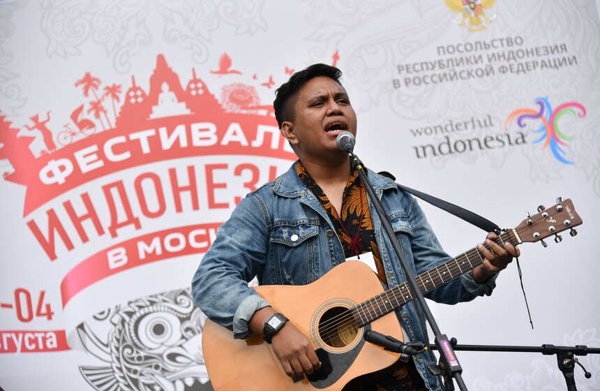 Прозвучали и песни на индонезийском языке