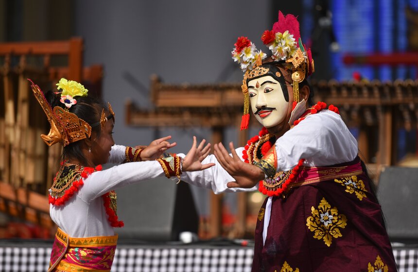 Кукольный театр теней "Ваянг Кулит" совместно с оркестром "Гамелан" в своей постановке рассказали гостям о героях знаменитого эпоса "Махабхарата"