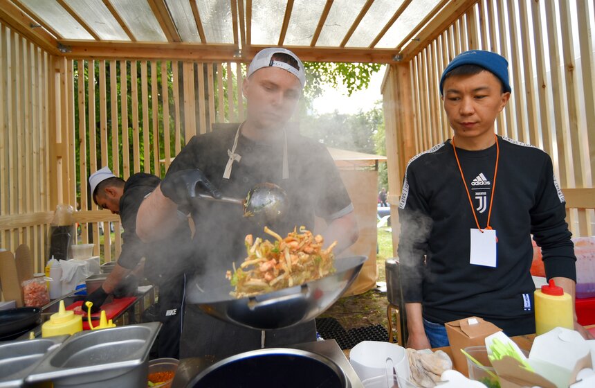 На фестивале можно было попробовать блюда индонезийской кухни