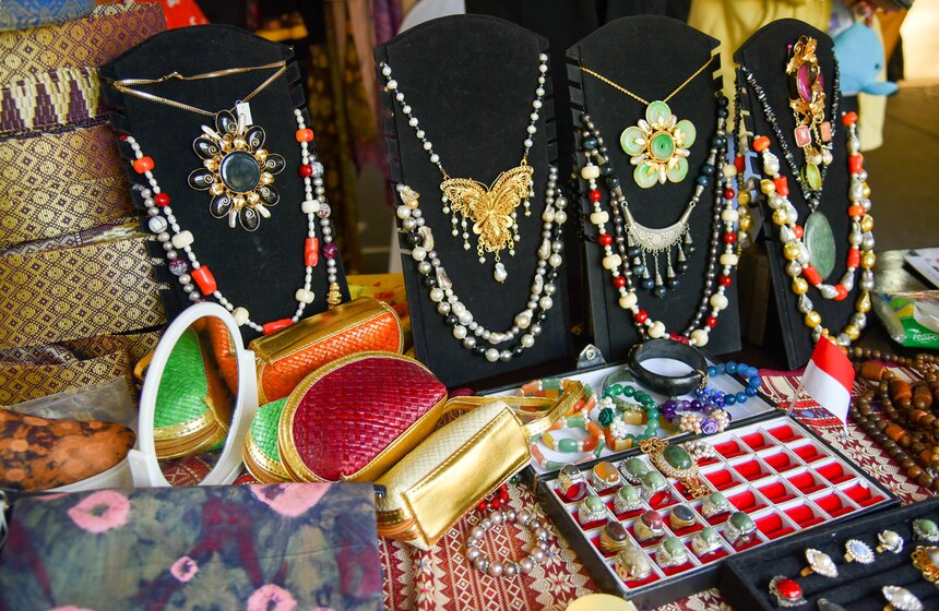 На маркете можно было приобрести специально привезенные из разных регионов Индонезии продукты, сувениры, одежду, ювелирные украшения, аксессуары