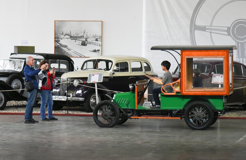 В честь 61-летия ГУП "Мосгортранс" москвичам показали городской транспорт разных лет 13 фото