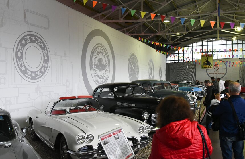 В честь 61-летия ГУП "Мосгортранс" москвичам показали городской транспорт разных лет 17 фото