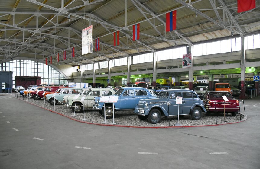 В честь 61-летия ГУП "Мосгортранс" москвичам показали городской транспорт разных лет 1 фото