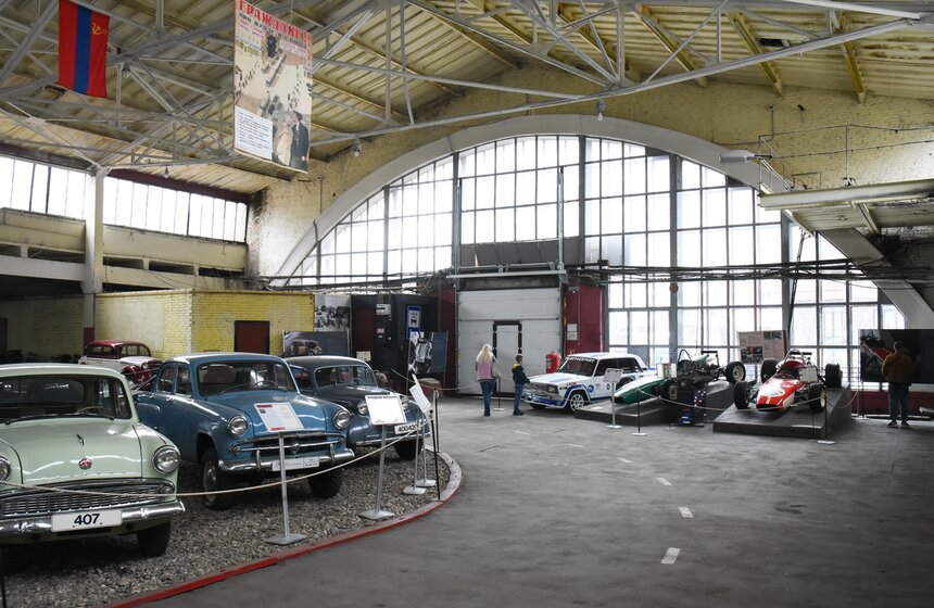 В честь 61-летия ГУП "Мосгортранс" москвичам показали городской транспорт разных лет 12 фото