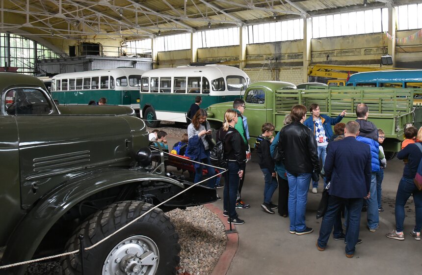 В честь 61-летия ГУП "Мосгортранс" москвичам показали городской транспорт разных лет 4 фото