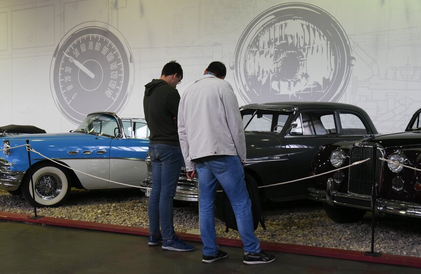 В честь 61-летия ГУП "Мосгортранс" москвичам показали городской транспорт разных лет 19 фото