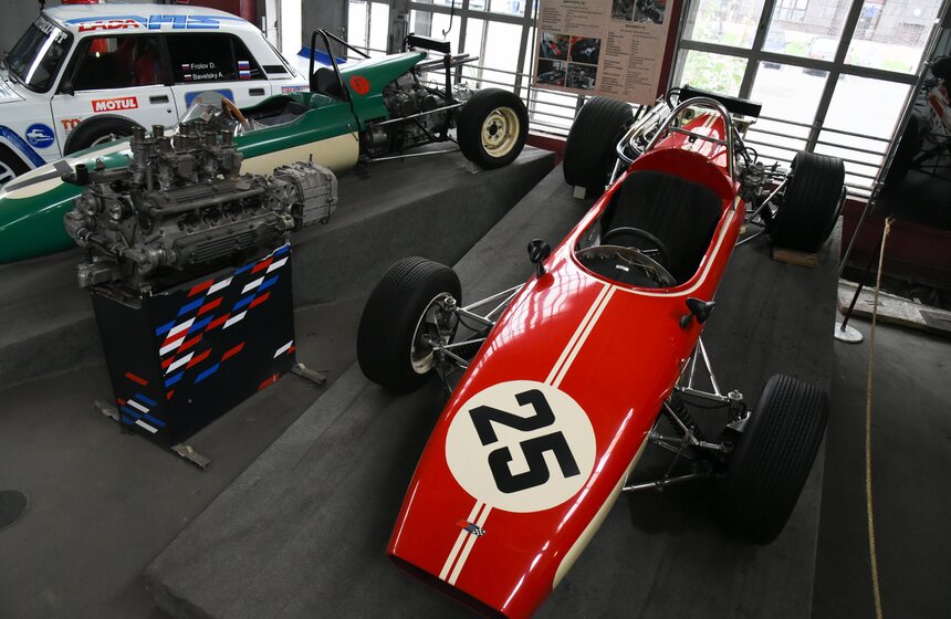 В честь 61-летия ГУП "Мосгортранс" москвичам показали городской транспорт разных лет 2 фото