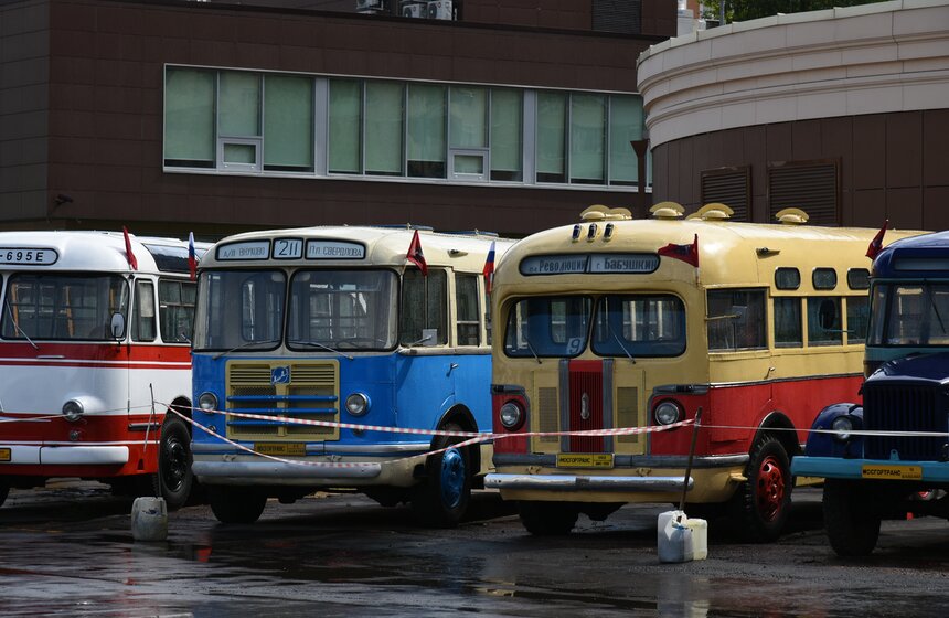 В честь 61-летия ГУП "Мосгортранс" москвичам показали городской транспорт разных лет 22 фото