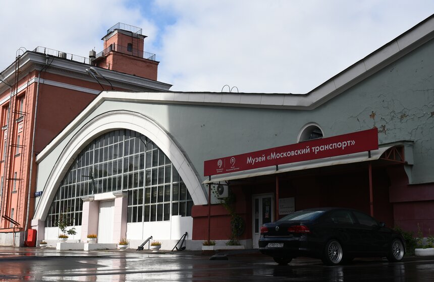 В честь 61-летия ГУП "Мосгортранс" москвичам показали городской транспорт разных лет 23 фото