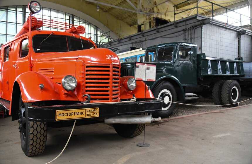 В честь 61-летия ГУП "Мосгортранс" москвичам показали городской транспорт разных лет 15 фото