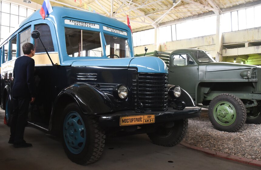 В честь 61-летия ГУП "Мосгортранс" москвичам показали городской транспорт разных лет 5 фото