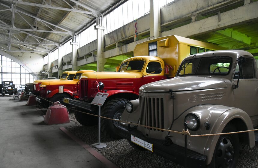 В честь 61-летия ГУП "Мосгортранс" москвичам показали городской транспорт разных лет 21 фото