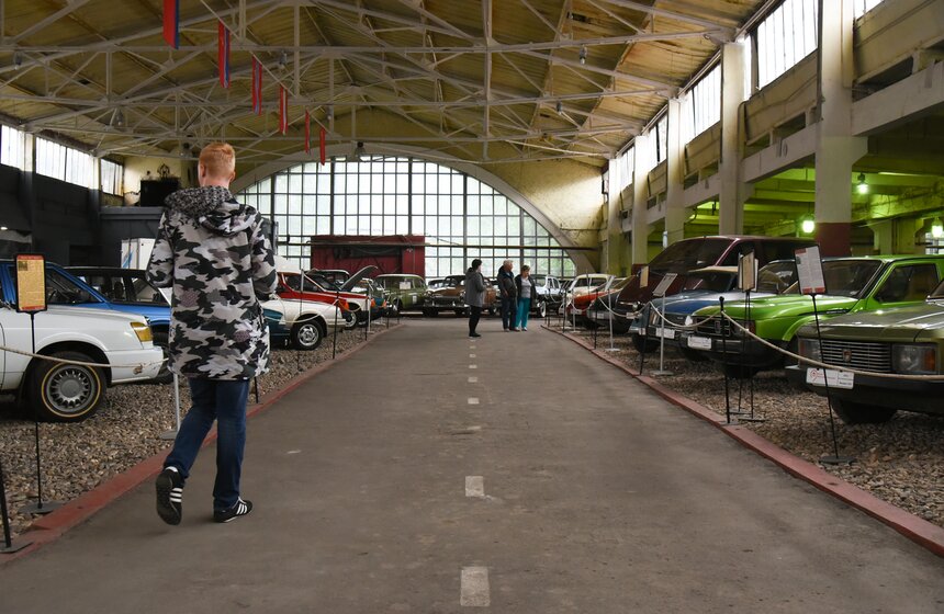 В честь 61-летия ГУП "Мосгортранс" москвичам показали городской транспорт разных лет 8 фото