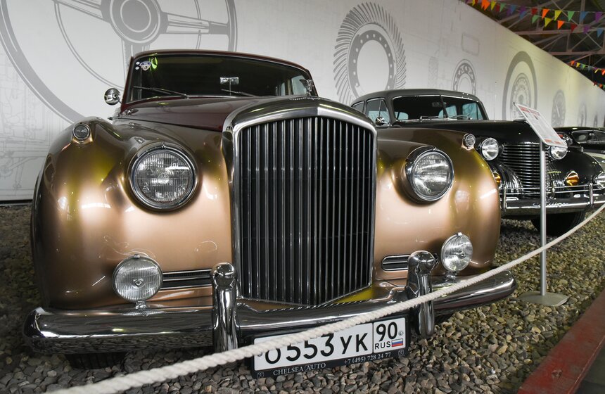 В честь 61-летия ГУП "Мосгортранс" москвичам показали городской транспорт разных лет 16 фото