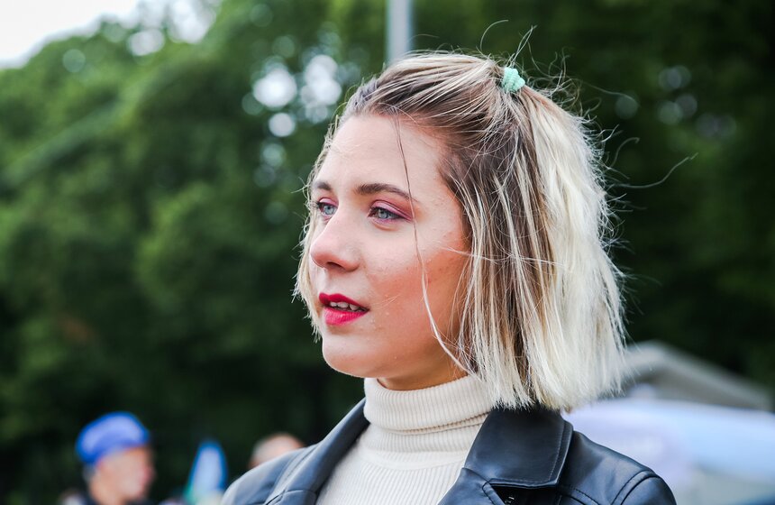 Екатерина, 18 лет, студентка: "Отношусь к массовым беспорядкам ужасно. Я не понимаю, зачем люди так делают, когда можно было все осуществить адекватно и разумно? Они ведут себя как звери, необдуманно, можно было все это решить другим путем. Найти альтернативные выходы, подписать петицию, например, и в целом использовать более современные действия".