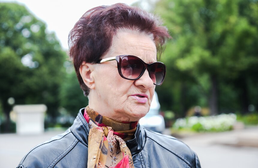 Татьяна, коренная москвичка, пенсионерка: "Я там живу прямо рядом, в центре, и все видела. Очень сожалею, что это произошло. Особенно жалко наших ребят из Росгвардии, которые стояли и защищали. Если повторится – зачем это нужно? Такие митинги не нужны. Только губить наших. Ну зачем? То мусорные ящики какие-то кидают. Мне просто жалко тех ребят, кто защищает".