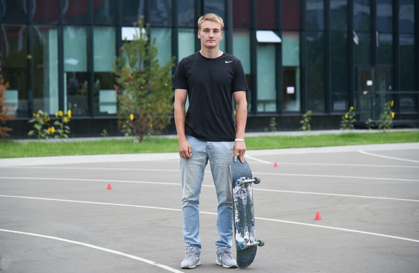 Данила, тренер по скейтбордингу: "На несанкционированные митинги не стоит выходить. Есть определенные законы, которые запрещают или разрешают это делать. Если митинг был несанкционированный, то по закону виноваты здесь уже митингующие. Ну, то есть не сами митингующие, а люди, которые их агитировали на это. Изначально нужно толково выбирать своих командиров – ведь кто-то руководил этой толпой. Нужно выбирать нормальных людей, которые законно пытаются достучаться до власти, а не какими-то своими сомнительными методами. Все эти слухи про бюллетени от людей, которые уже умерли… изначально надо продуманно выбирать своих идолов".