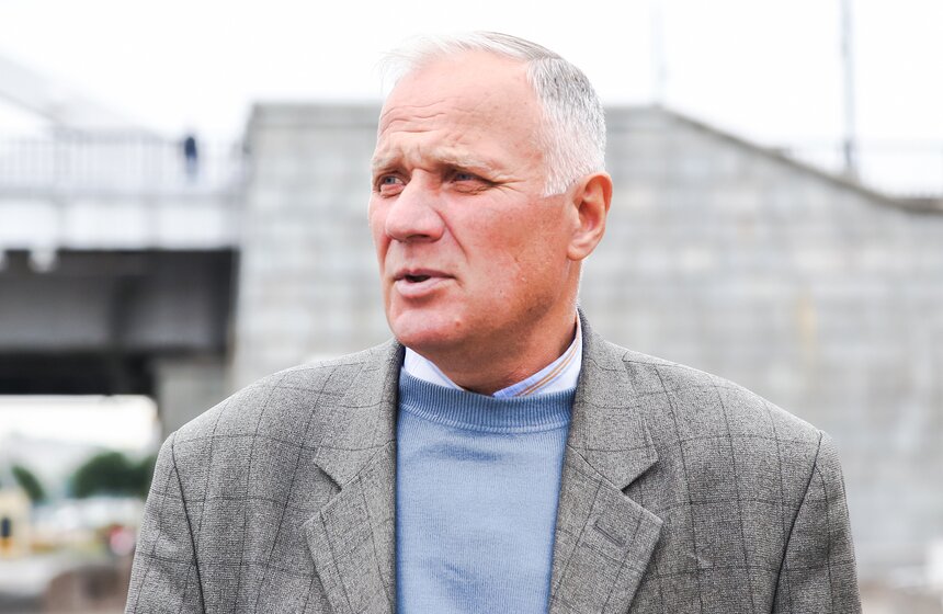 Владимир, пенсионер: "Считаю, что такие протесты не нужно делать. Против чего? Людей набрали с Подмосковья, откуда только не привозят. Это отрицательное явление. Конечно, там кучка народу, которая выступает против. Приезжие у нас наемные все, провокаторы, этого делать не нужно".