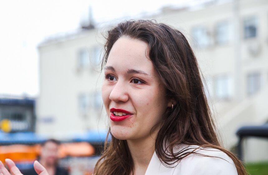 Вероника, студентка: "У меня друзья политичны, они хотели, чтобы я с ними на этот митинг пошла. Но хорошо, что я не пошла. Ведь было известно, что это все закончится давкой. В целом считаю, чтобы лучше такого не было, а лучше были какие-то позитивные митинги и все решалось мирным путем. Например, переговорами".