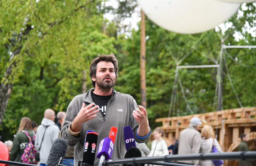 "Мне очень важно, чтобы люди участвовали, потому что для создания проекта нужна еще и человеческая энергия", – признался Гросстет. Он приветствовал помощь всех желающих на каждом этапе проекта. Но, несмотря на то, что Гросстет, казалось, вполне доверял сборку конструкции своим ученикам и посетителям парка, он не сидел на месте ни секунды. Инсталлятор проверял каждый сантиметр моста, вносил финальные правки и не только руководил, но и принимал участие во всех работах.