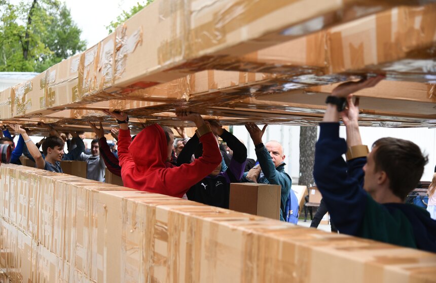 Родной язык руководителя работ через пару часов уже никого не смущал. Простые фразы или счет на французском понимали сразу, иногда не без помощи жестов. А для более сложных указаний на площадке все время присутствовал переводчик.