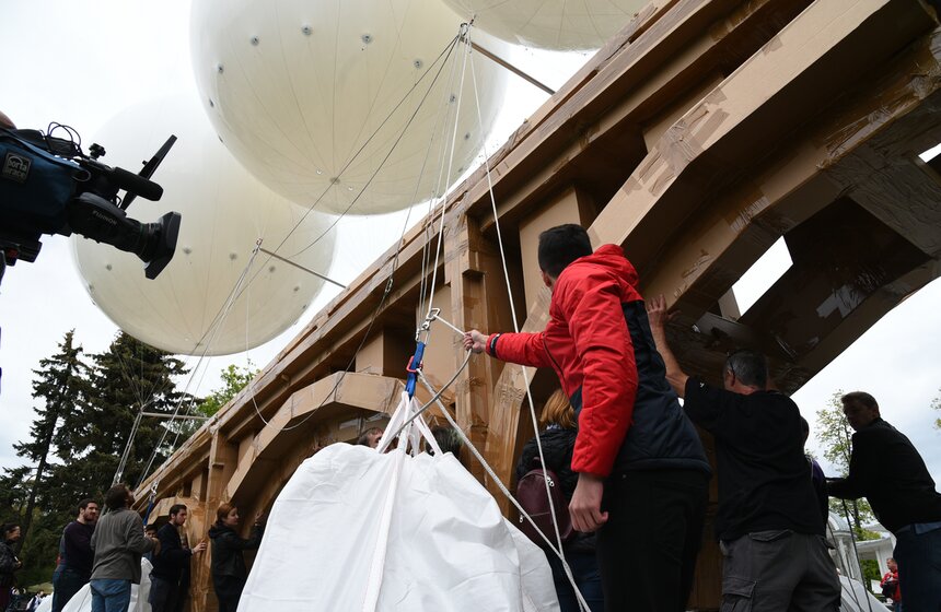 Помощь волонтеров была нужна на каждом шагу. Самые верные участники воркшопов работали вместе с Гросстетом и на воде, во время запуска моста в небо.