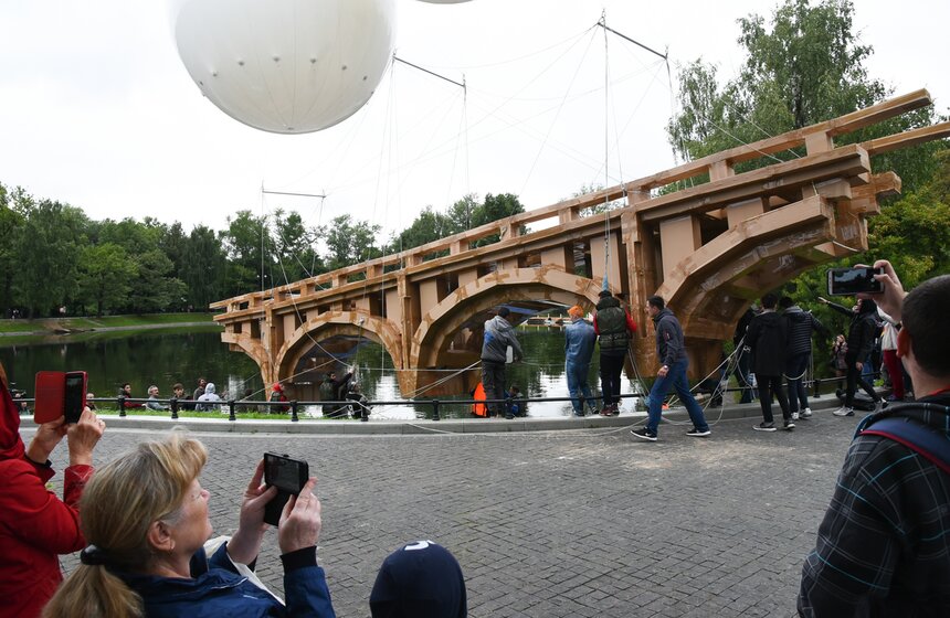 К вечеру на площадке возле пруда собралось несколько сотен человек. Кто-то просто проходил мимо и заинтересовался, но многие специально пришли посмотреть на запуск парящей конструкции.