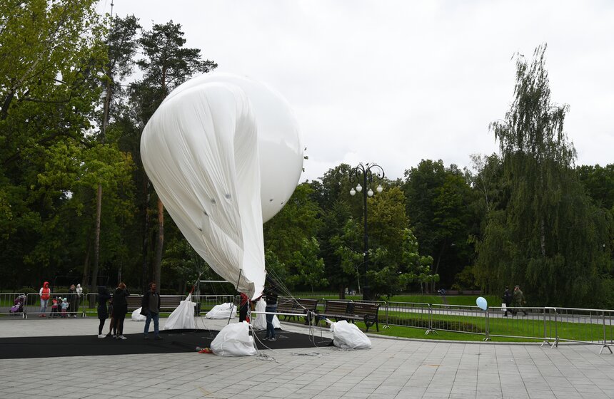 Но подготовка к церемонии запуска началась еще в 10 утра. Первое, что могли видеть случайные посетители парка, – огромные шары, которые надували в течение пары часов.
