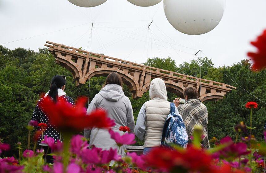 Мост провисит в парке "Останкино" до 4 августа. В этот день любой желающий сможет принять участие в его разборке. По словам Гросстета, с помощью посетителей парка коробки спрессуют, а после отправят на переработку.