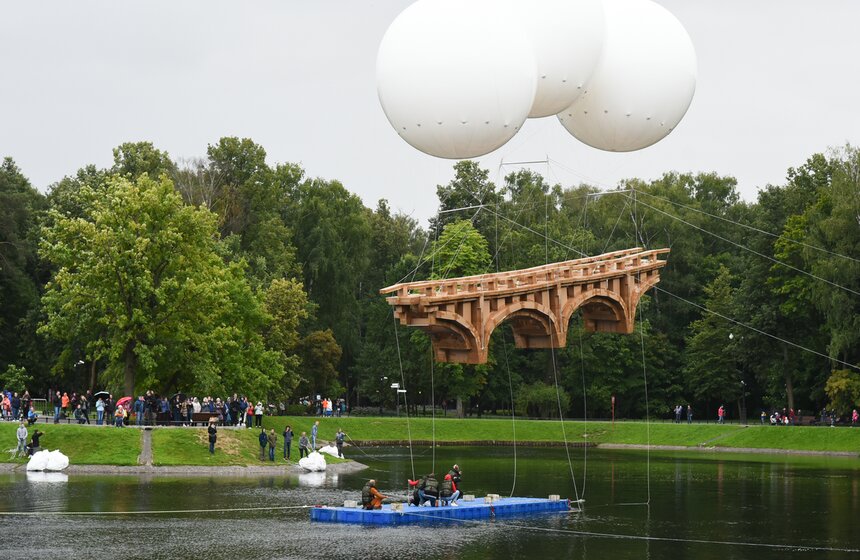 Парящий мост запустили над прудом в парке "Останкино". Около шести часов вечера техническая команда во главе с Гросстетом отцепила конструкцию от платформы над водой и вернулась на берег под бурные аплодисменты.