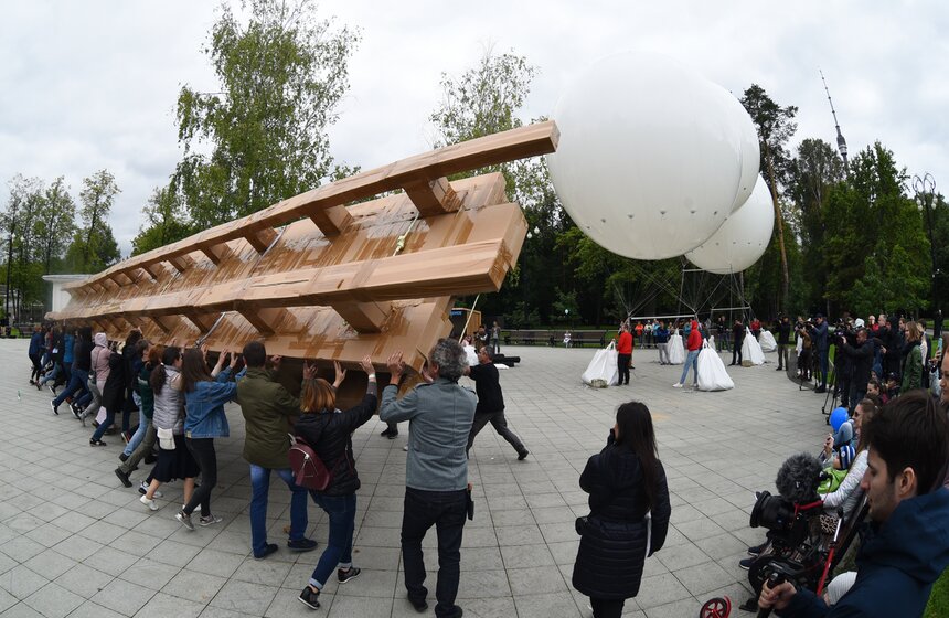 Когда мост был окончательно собран, его скрепили с тремя гигантскими воздушными шарами. Вес всей конструкции по примерным подсчетам составил около полутонны.