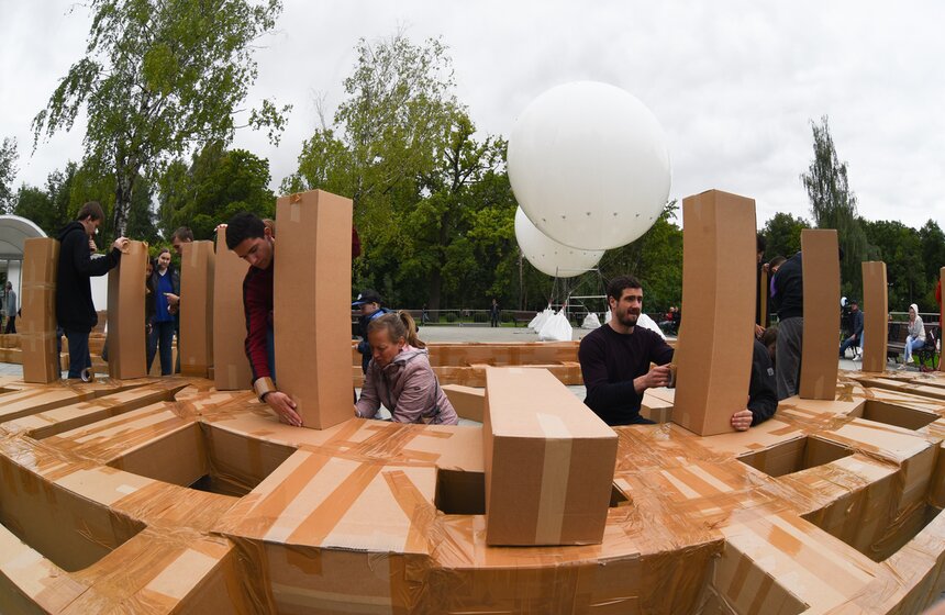 Три сотни коробок превратились в две составляющие части, которые предстояло соединить между собой с помощью специальных перемычек – тоже картонных.